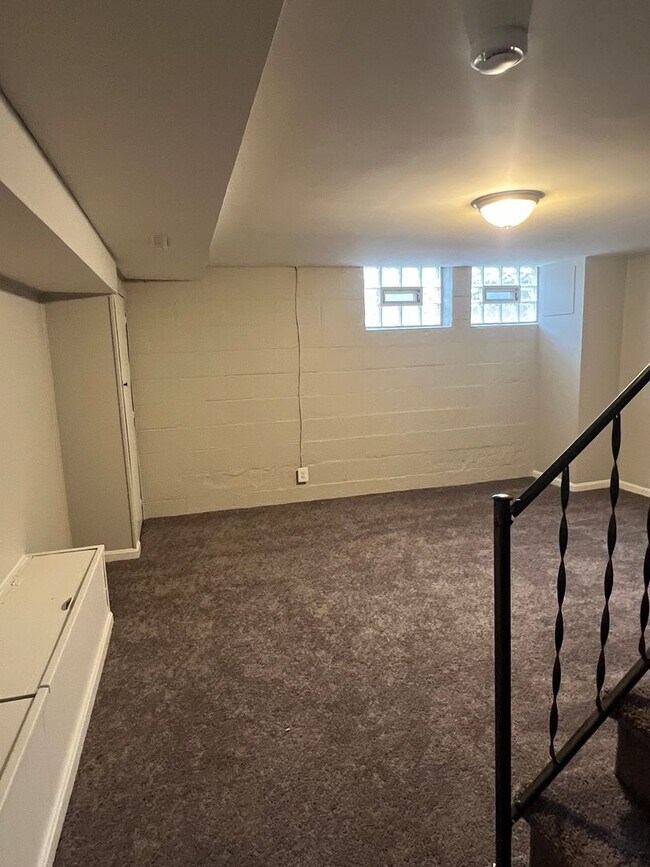 Building Photo - 2 Bedroom 1 Bathroom