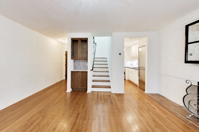 Building Photo - Bright 16th St Condo + Parking