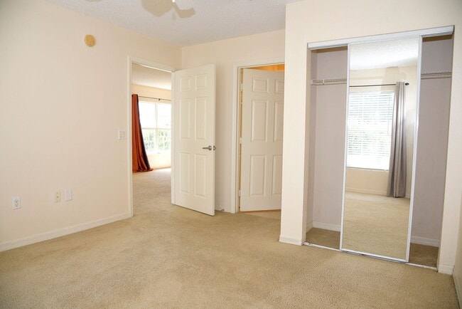 Building Photo - Desirable Florida Club Unit!
