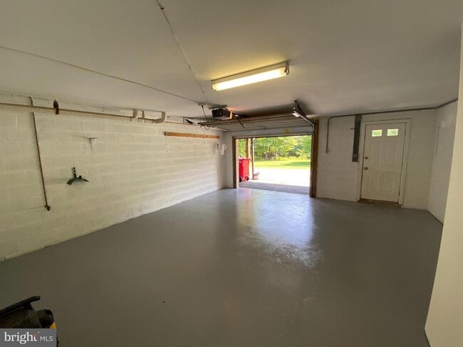 Building Photo - 53 Game Farm Rd