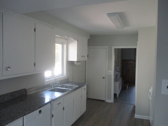 Building Photo - 10 Leuvine St