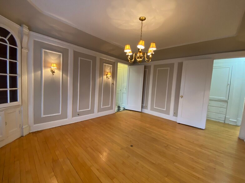 Building Photo - 2533 N Lake Dr