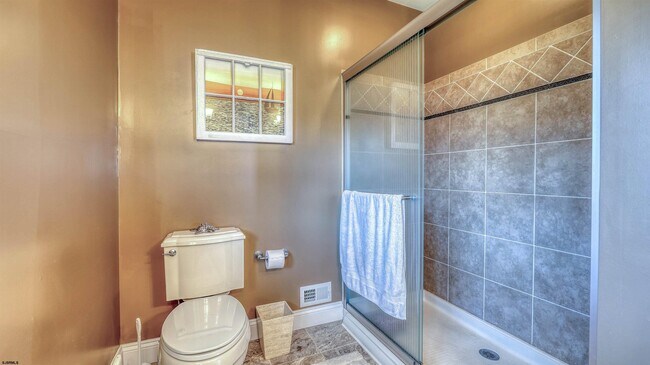 Building Photo - 909 N Cambridge Ave