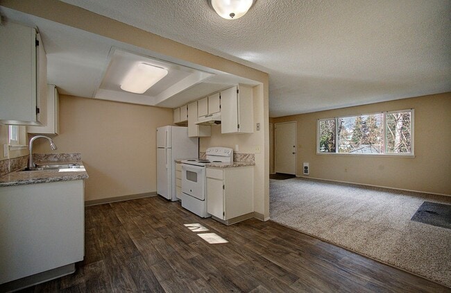 Building Photo - Charming 2-Bedroom Ranch-Style Apartment – Vancouver, WA - Free 1st Months Rent w/ 12 Mth Lease