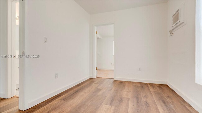 Building Photo - 1085 NE 128th St