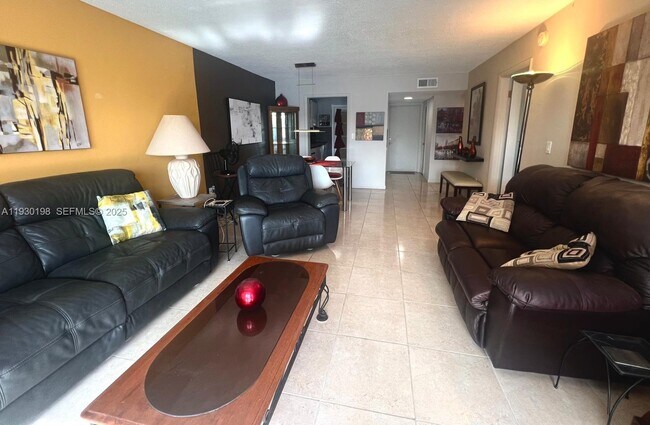 Building Photo - 2200 Diana Dr