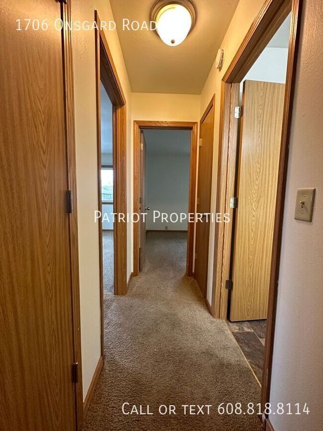 Building Photo - 2 bedroom/ 1 bath apartment in Madison, WI