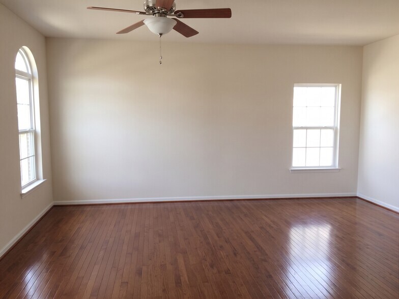 Building Photo - 4255 Talmadge Cir