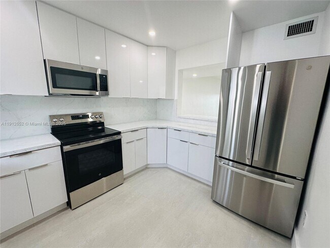 Building Photo - 7157 W 19th Ct