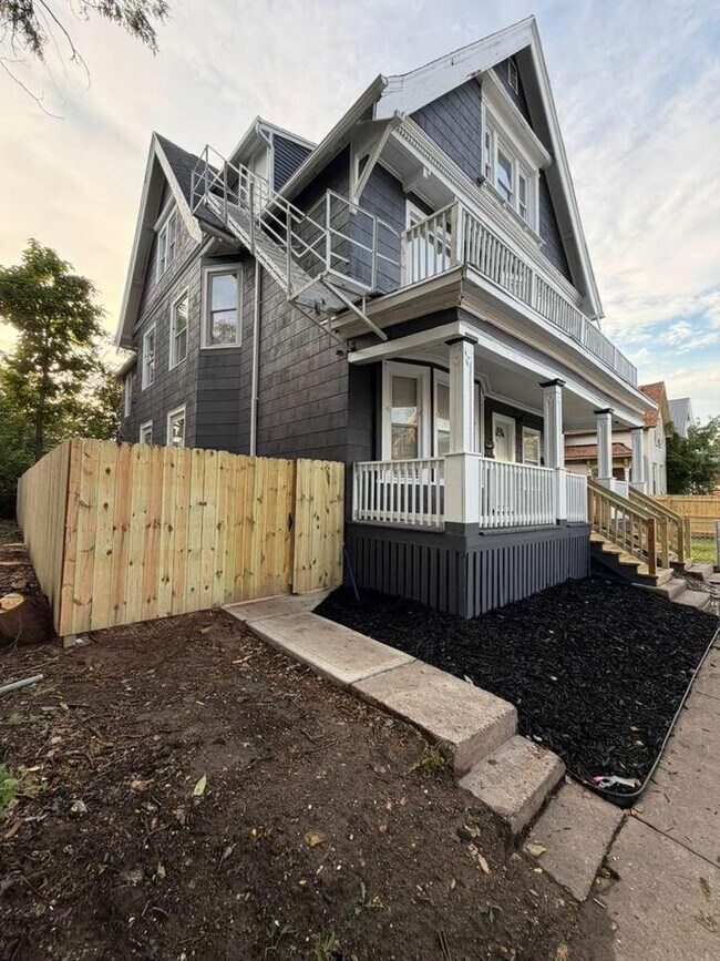 Building Photo - 2213-2215-2215 N Holton St