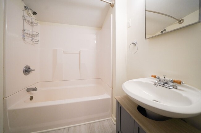 Building Photo - Cotswold  3 bed, 2bath brick ranch