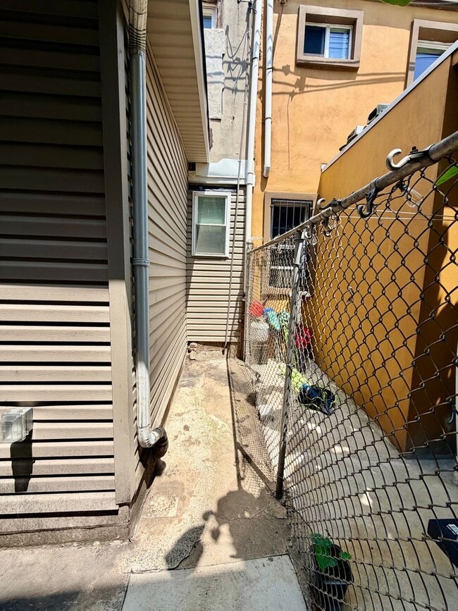 Building Photo - Available Now | Inviting 2-Bedroom Home with Pet-Friendly Living