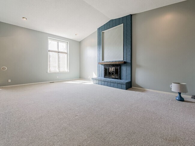 Building Photo - Welcome to this spacious single-family hom...