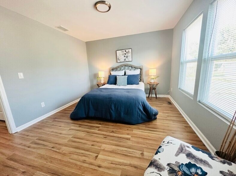 Master bedroom (furniture not included) - 4916 Mecca St