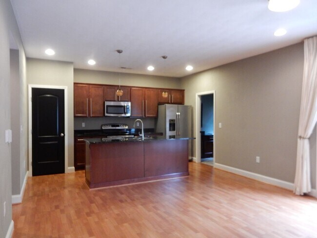 Building Photo - Like New Townhome in Old SW! Close to Cari...