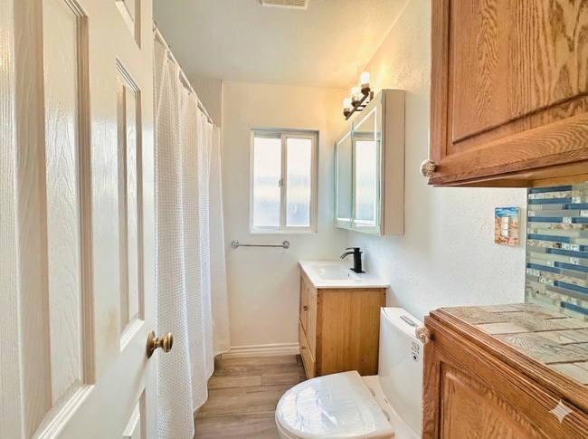 Building Photo - 433 E Mason St