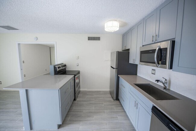 Building Photo - 641 Executive Center Dr