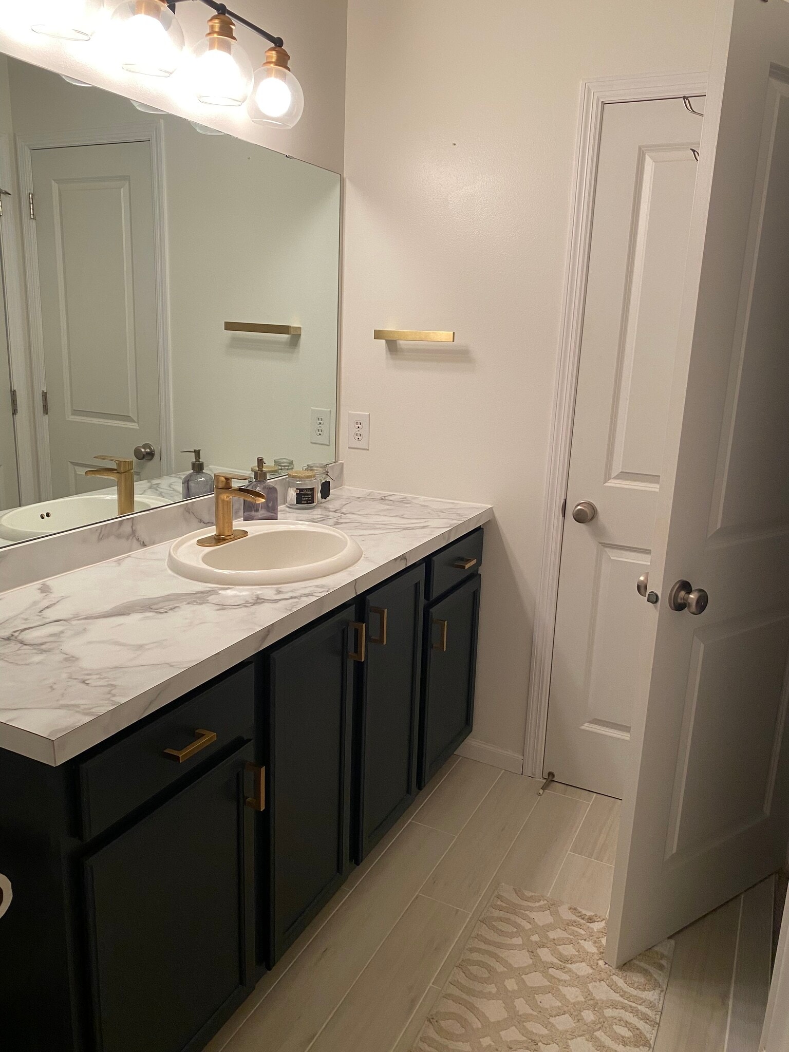 Full Bathroom - 371 Ojibway Path