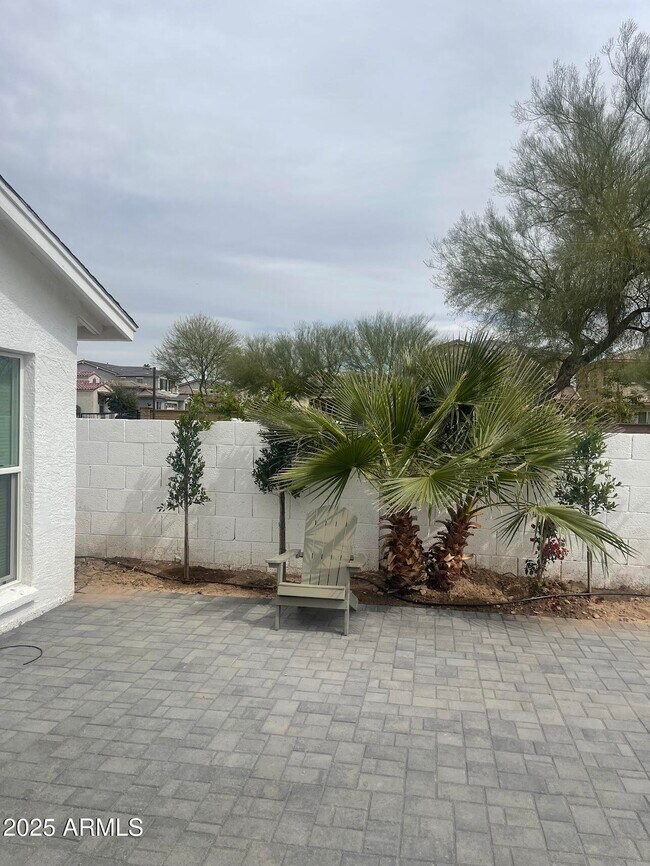 Building Photo - 303 W Fellars Dr