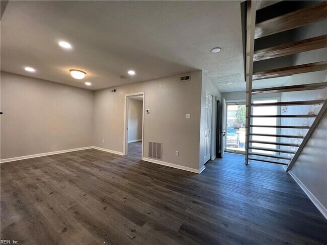 Building Photo - 5025 Eaton Ct
