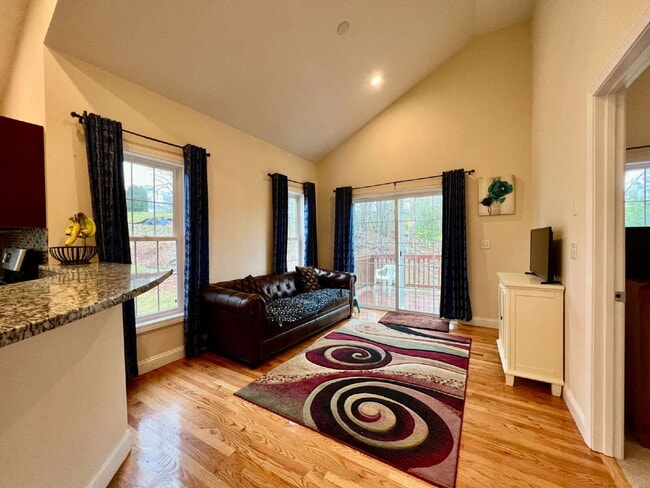 Building Photo - New listing! Beautiful furnished home in B...