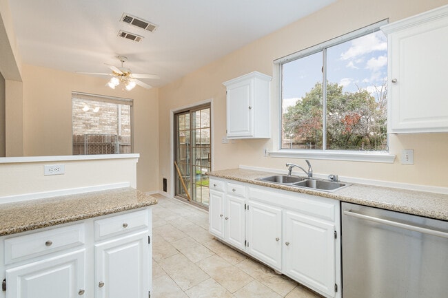 Building Photo - 704 White Oak St