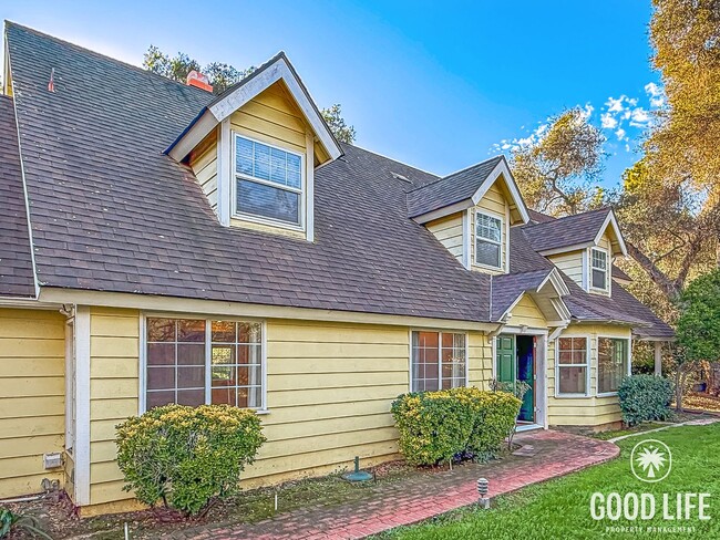 Building Photo - Beautiful 3Bd/2Ba Home On Over an Acre Lot!