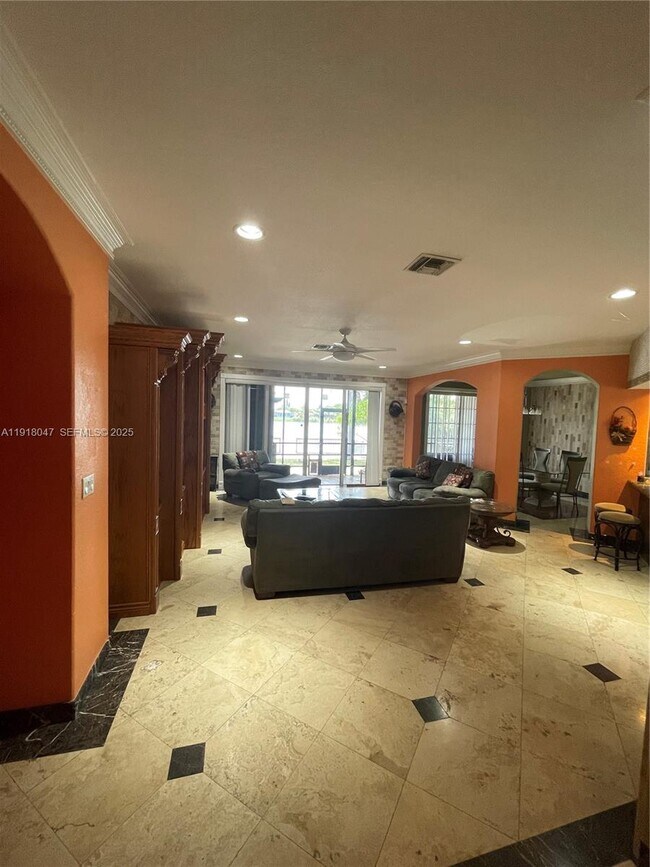 Building Photo - 232 SW 7th Ave