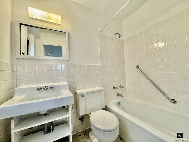 Building Photo - 525 E 82nd St