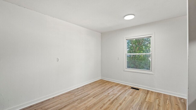 Building Photo - COMING SOON! 3 BEDROOM HOME!