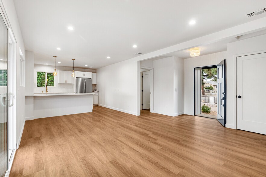 Building Photo - 15836 Chatsworth St