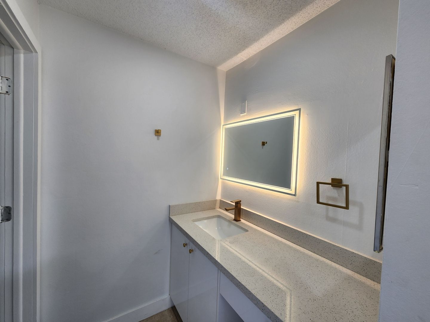 Building Photo - REMODELED 2 bedroom 2 bathroom in NE Cape Coral
