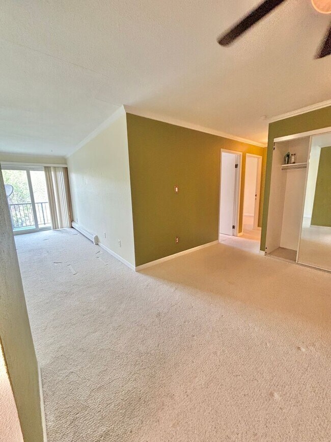 Building Photo - 1150 Golden Cir