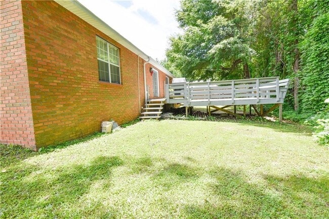 Building Photo - Duplex Available in August!