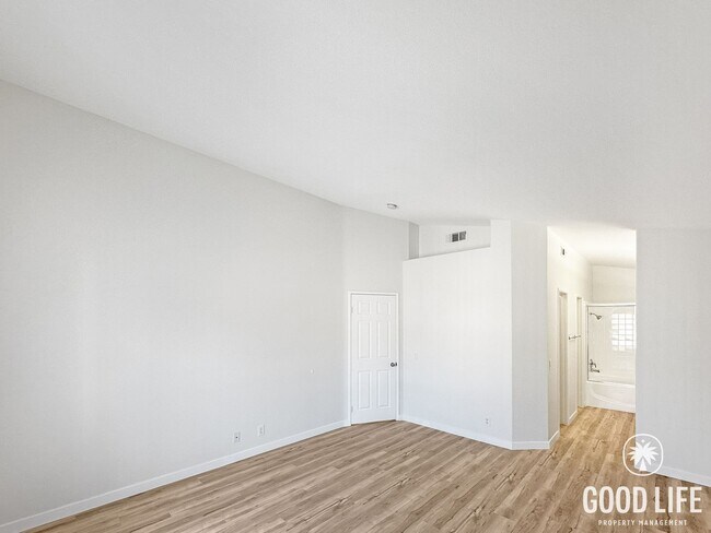 Building Photo - Fully Renovated 2BD/2.5BA in Aliso Viejo | Fireplace, Private Patio, Pool/Spa & Attached Garage