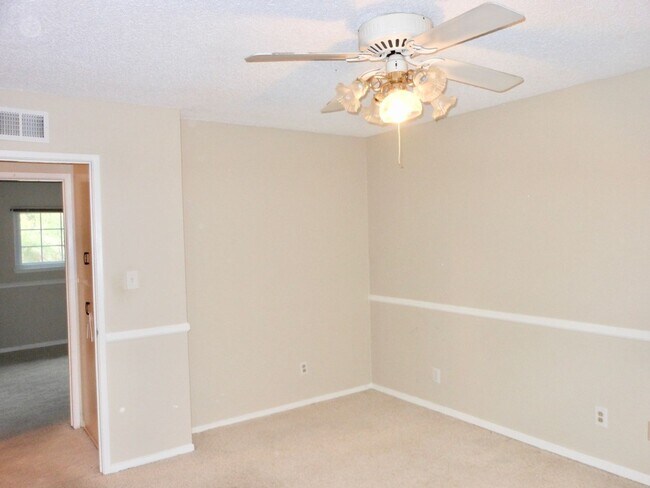 Building Photo - FOR RENT: Charming Single Level House, Pri...