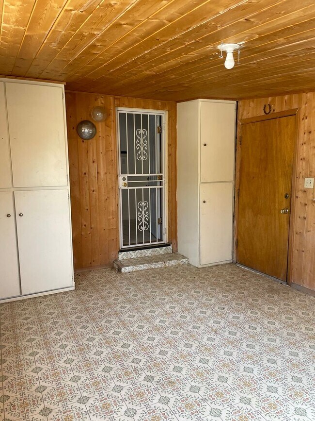 Building Photo - Open floorplan/Huge yard/Lots of Storage/Fireplace