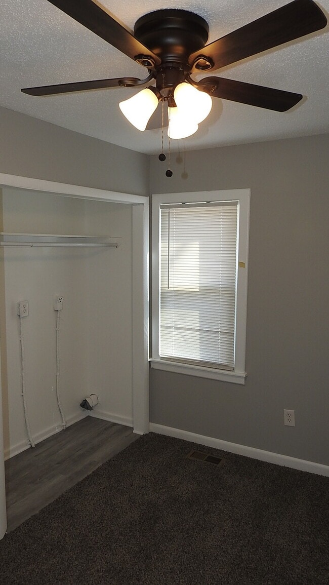 Building Photo - Cozy 3 bedrooms and 2 full baths home located on Holt Lane in Kansas City, KS
