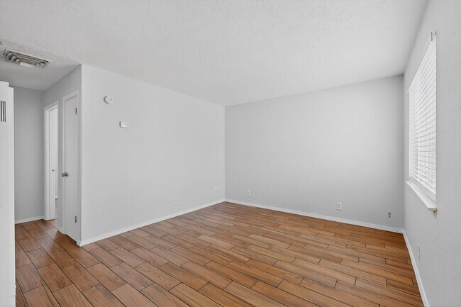 Building Photo - 225 Hanosh Ct SE