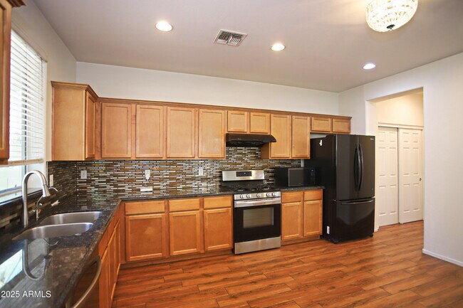 Building Photo - 1090 W Caroline Ln