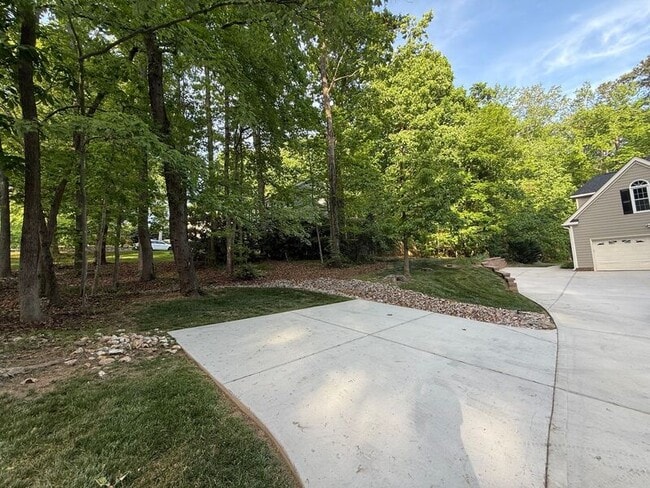 Building Photo - 9412 Springdale Dr