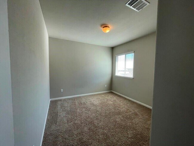 Building Photo - 400 Hummingbird Ln