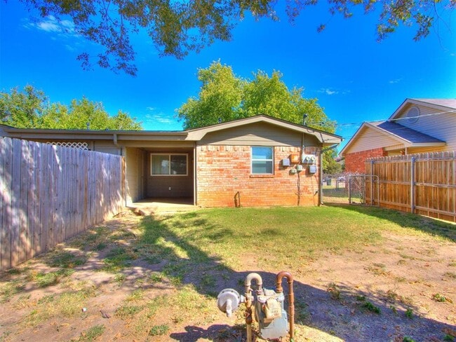 Building Photo - 822 Russell Cir