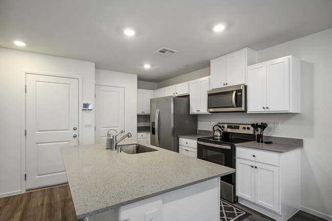 Building Photo - "Charming 3-Bedroom Townhouse with 2.5 Baths in Scenic Las Vegas Locale!"