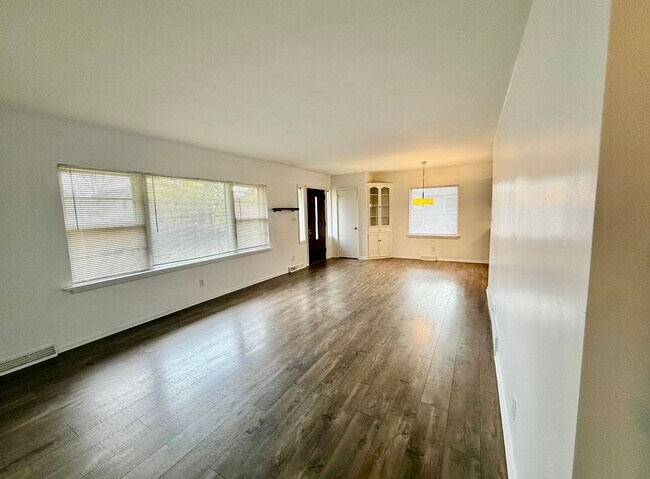 Building Photo - Brick Ranch in Forest Hills
