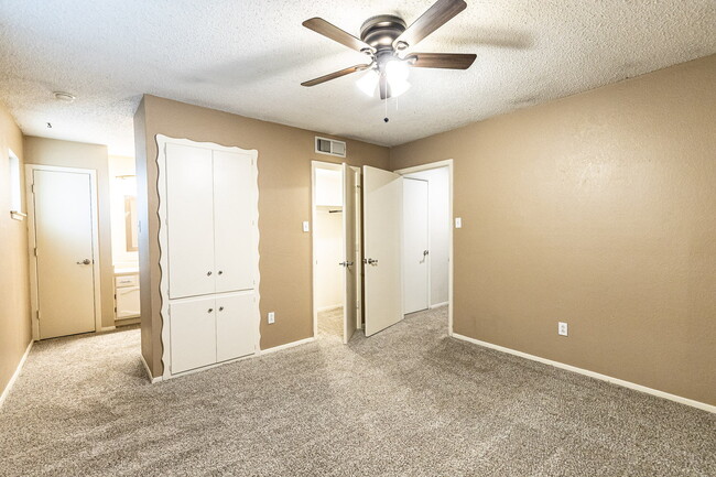 Building Photo - Spacious 2 Bedroom Townhome with Carport!