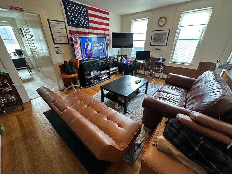 Building Photo - 53 W 7th St