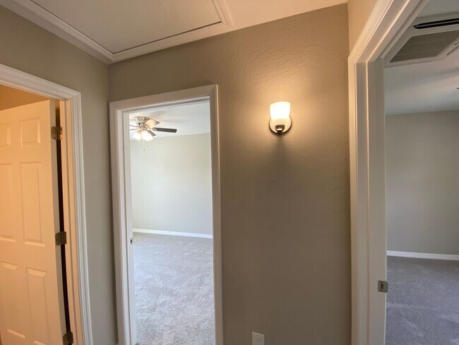 Building Photo - Desirable SE Ocala Neighborhood 3/2/2 *WON'T LAST*