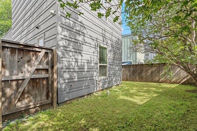 Building Photo - 3010 E 18th 1/2 St