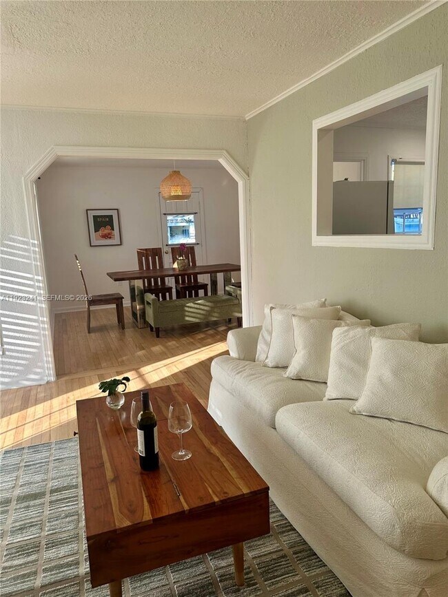 Building Photo - 3927 SW 64th Ave